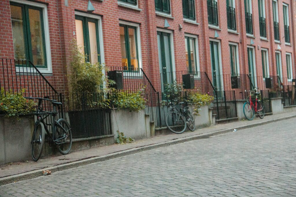 Rij Nederlandse woningen die verduurzaamd kunnen worden met een Energiebespaarlening