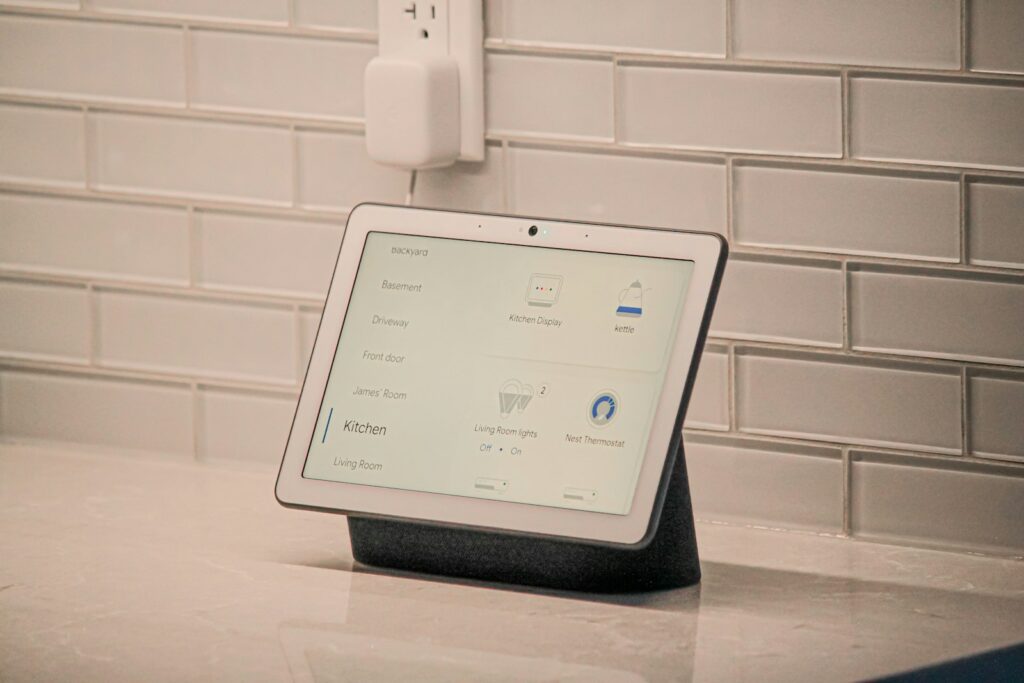 Slim display in huis dat actuele energie-informatie toont