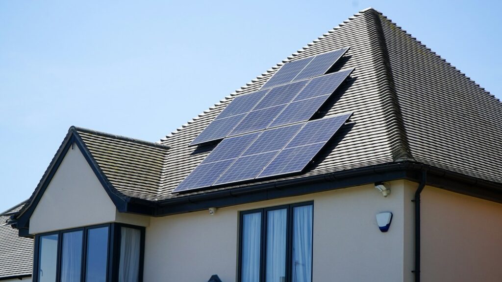 Woning met zonnepanelen op het dak in de zon
