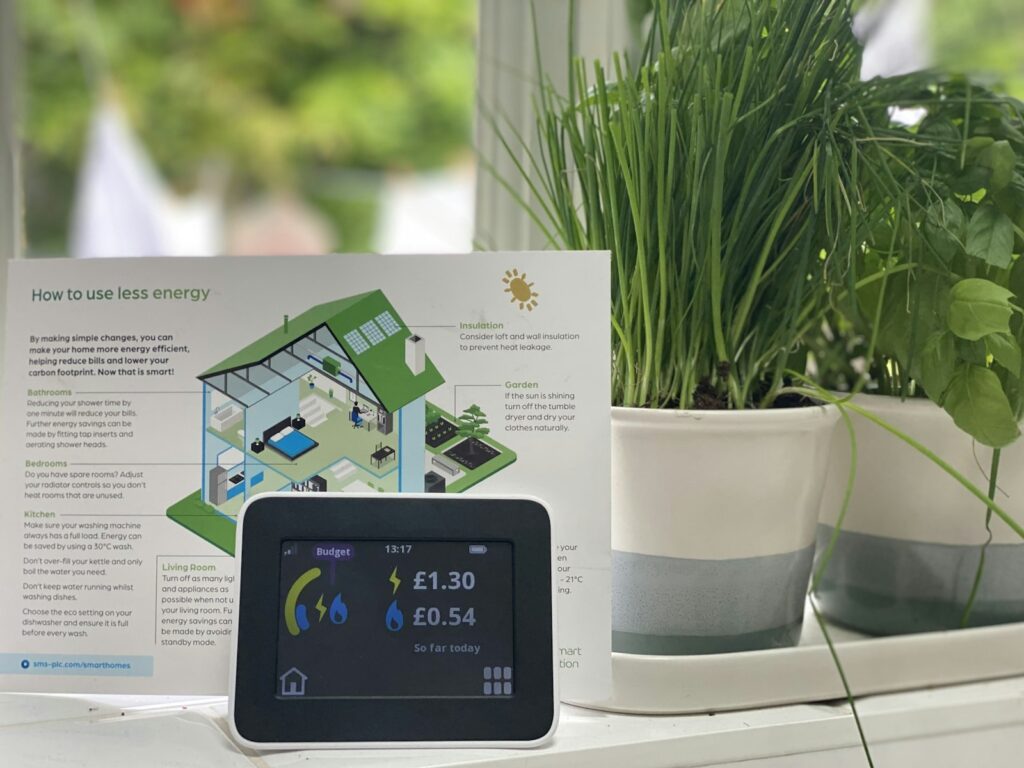 Energiedashboard op een display dat het stroomverbruik in huis toont