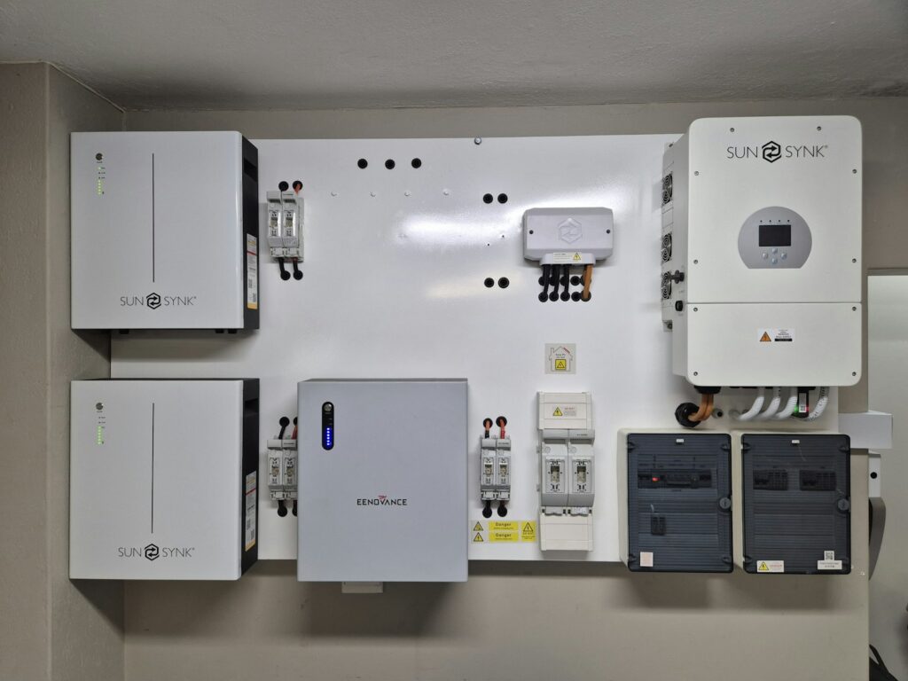 Aan de muur gemonteerde thuisbatterij en omvormer voor zonnepanelen
